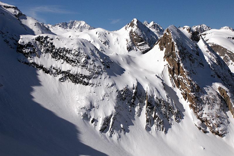 Photo 047 Vue depuis le col du Grand Marchet: l'itinéraire du Topo de la Vanoise (E10), passe par le couloir au pied de la face S-E du Petit Marchet (à droite sur la photo), mais la neige était tellement fantastique que l'itinéraire m'est complètement sorti de la tête !!